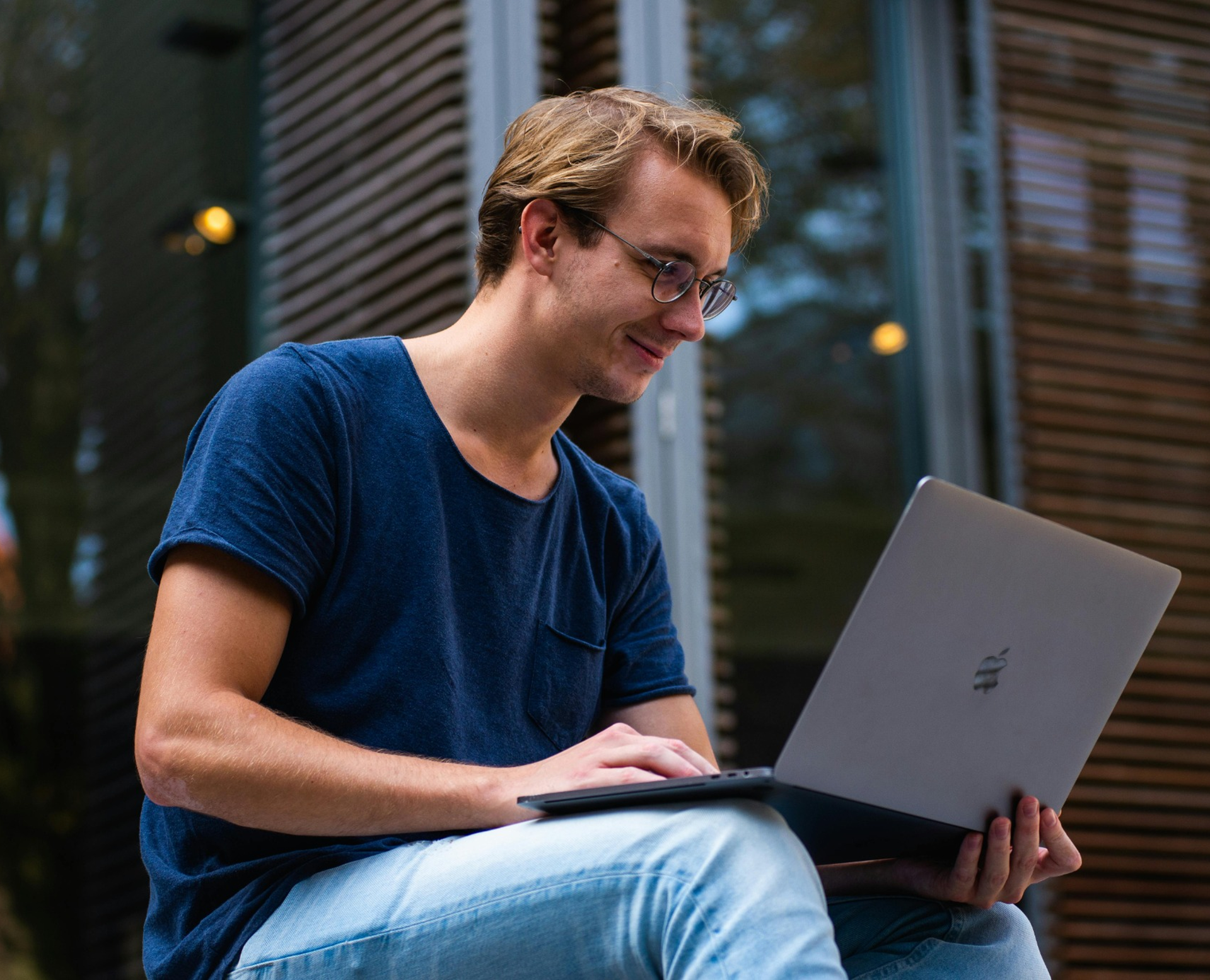 Student sitting outside researching JD-Next to apply to law school